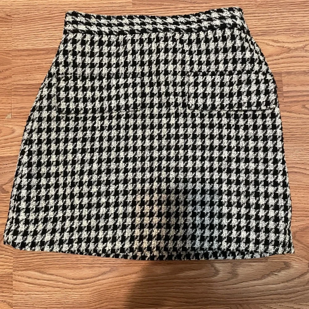 H&M Classic Black & White Houndstooth mini skirt with faux pockets